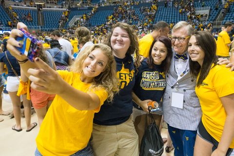 President Gee poses with students for a selfie