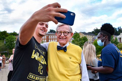 A student takes a selfie with President Gee