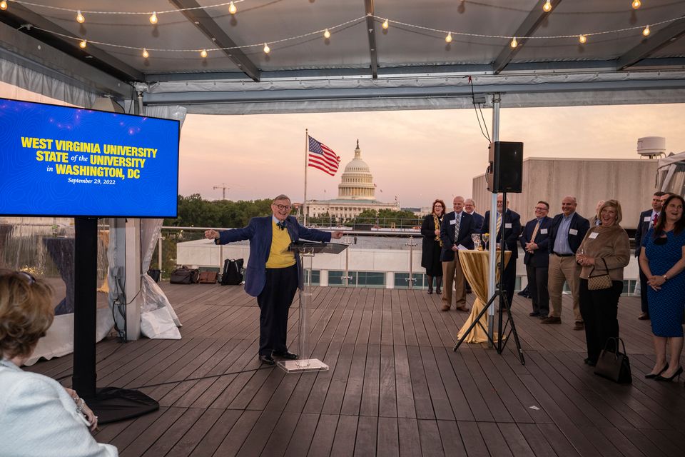 With the US Capitol visible in the distance, President Gee speaks at a reception for WVU alumni, friends and West Virginia's congressional delegation.